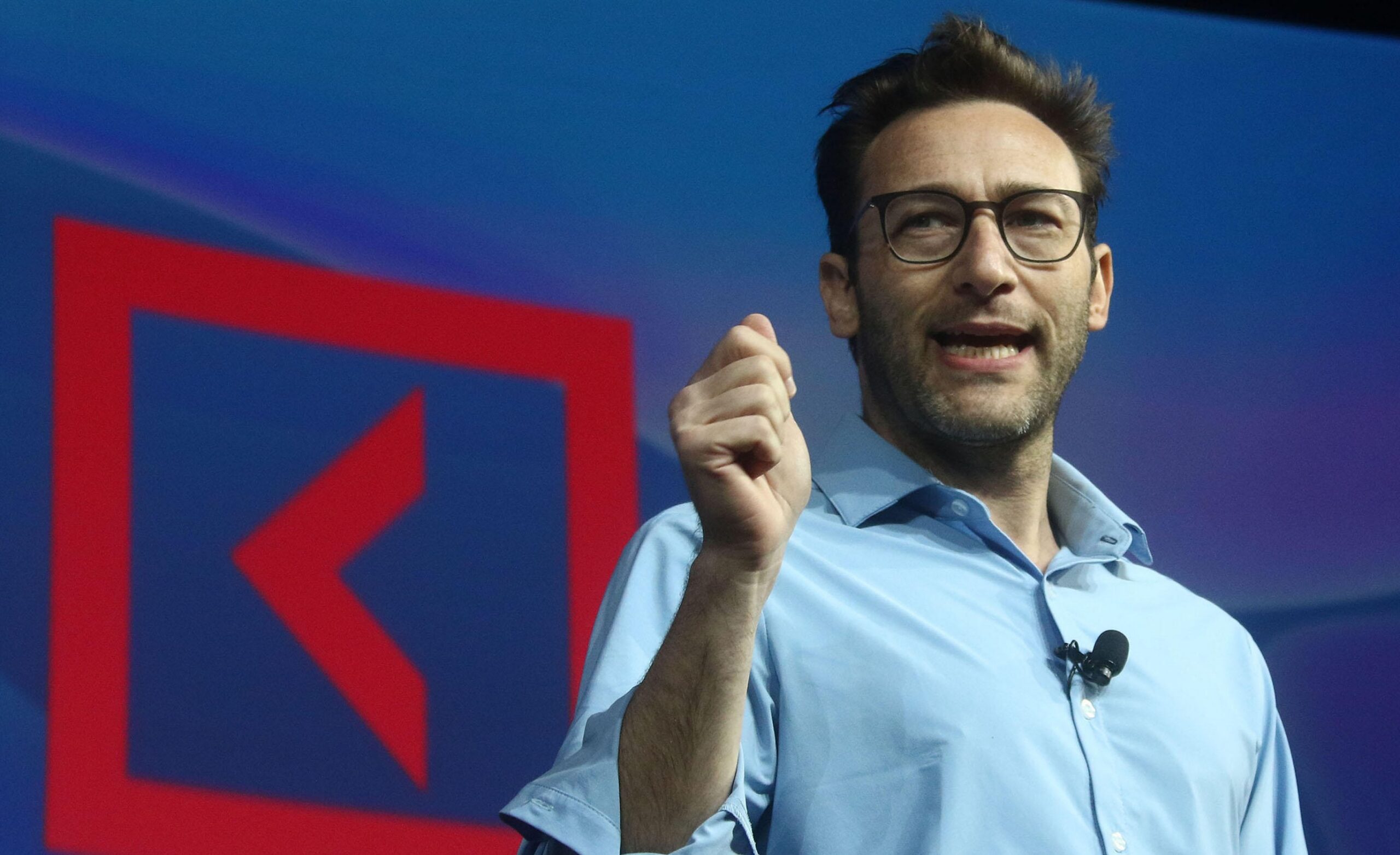 Simon Sinek’s Secret to Influence: Why the Most Powerful Leaders Speak Last
